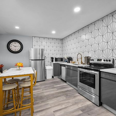 Modern 2Br City Center Getaway With Free Park Houston Exterior photo