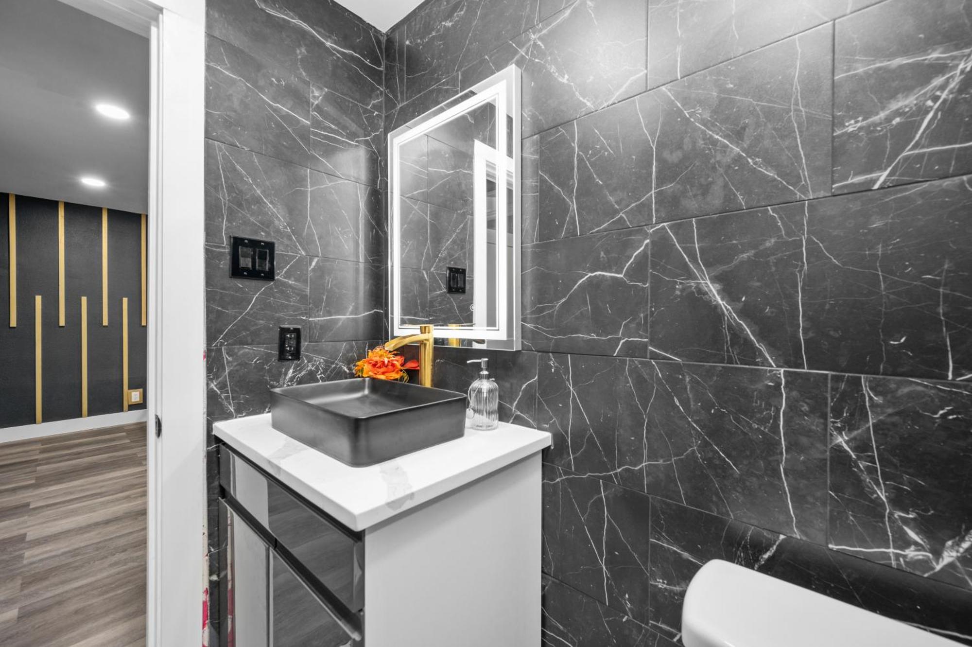Modern 2Br City Center Getaway With Free Park Houston Exterior photo