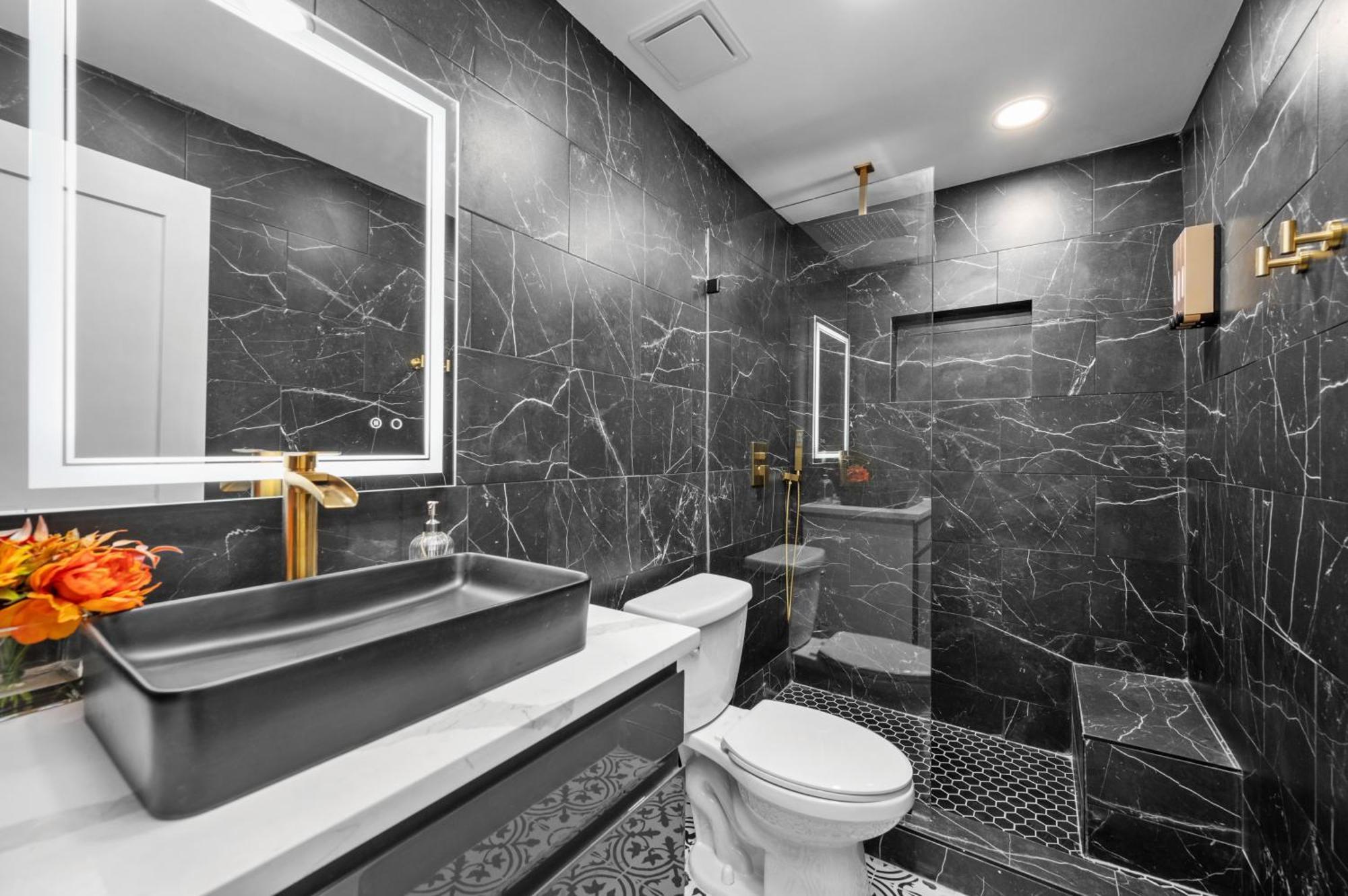 Modern 2Br City Center Getaway With Free Park Houston Exterior photo