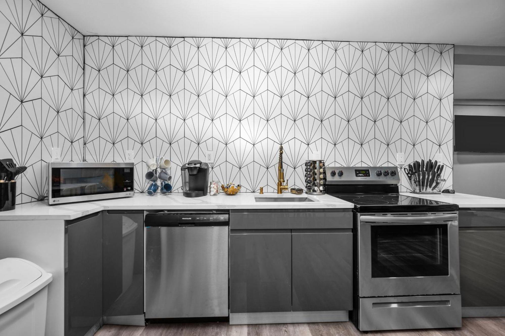 Modern 2Br City Center Getaway With Free Park Houston Exterior photo