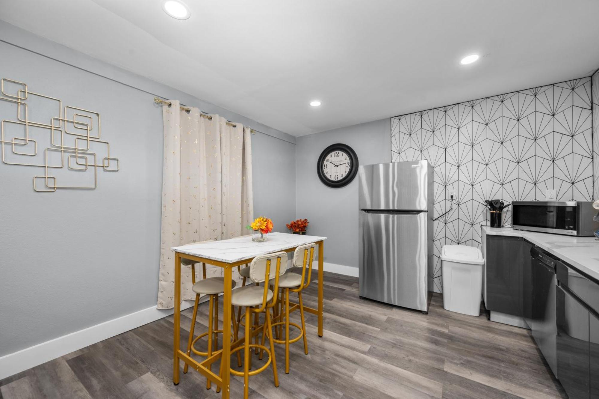 Modern 2Br City Center Getaway With Free Park Houston Exterior photo