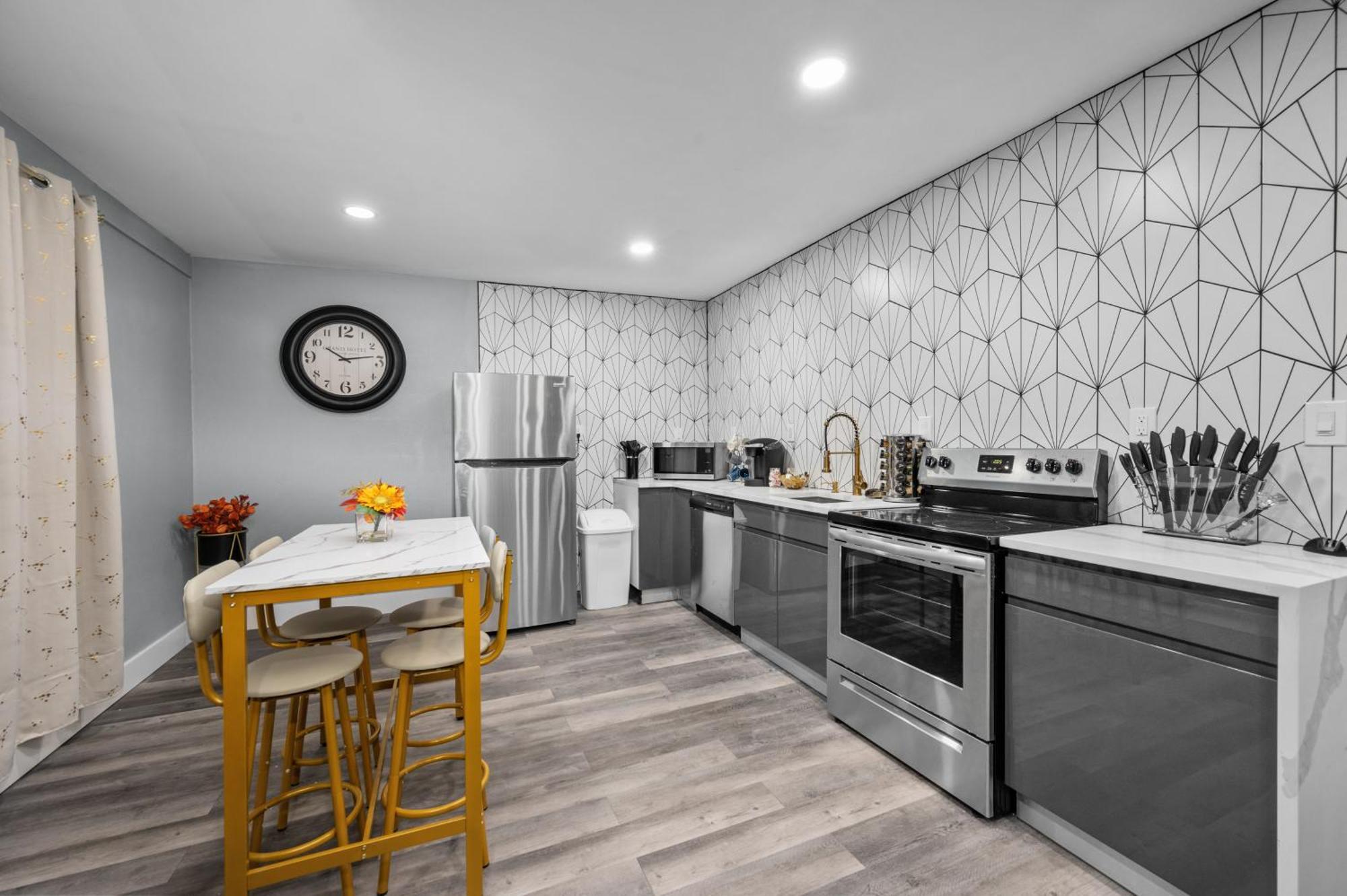 Modern 2Br City Center Getaway With Free Park Houston Exterior photo