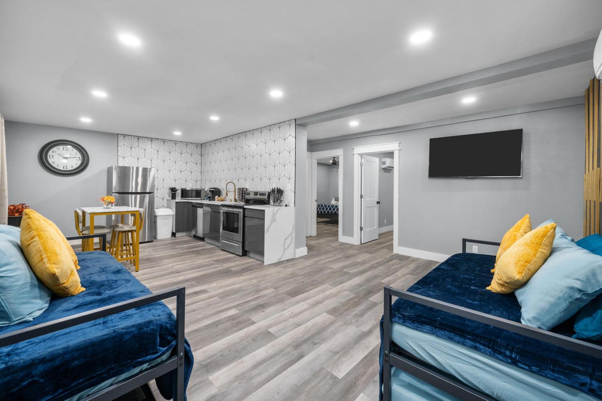 Modern 2Br City Center Getaway With Free Park Houston Exterior photo